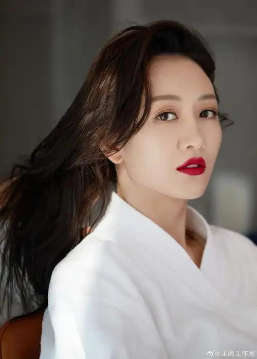 王鸥湿发浴袍光影侧颜照