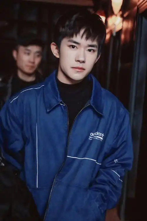 男艺人易烊千玺清爽时尚街拍照__凤凰网