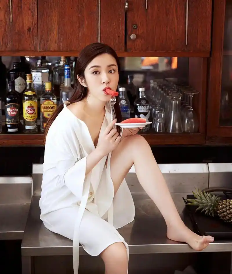 王晓晨 光jio丫 杂志大片[爱你]