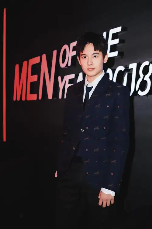 胡先煦现身芭莎男士年度盛典彰显独特成熟魅力