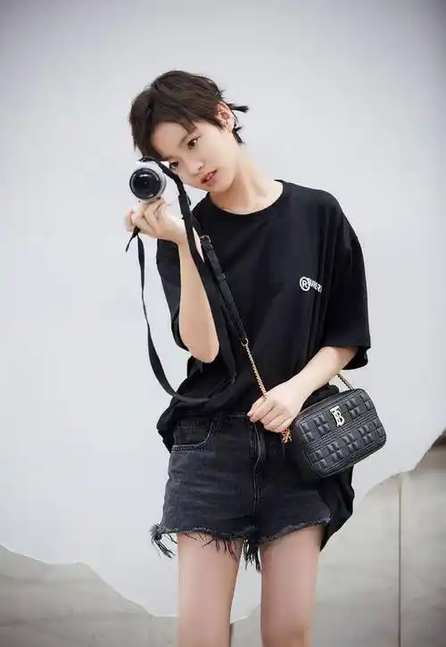 在剧中,李庚希给我们的印象就是邻家女孩,偶尔会露