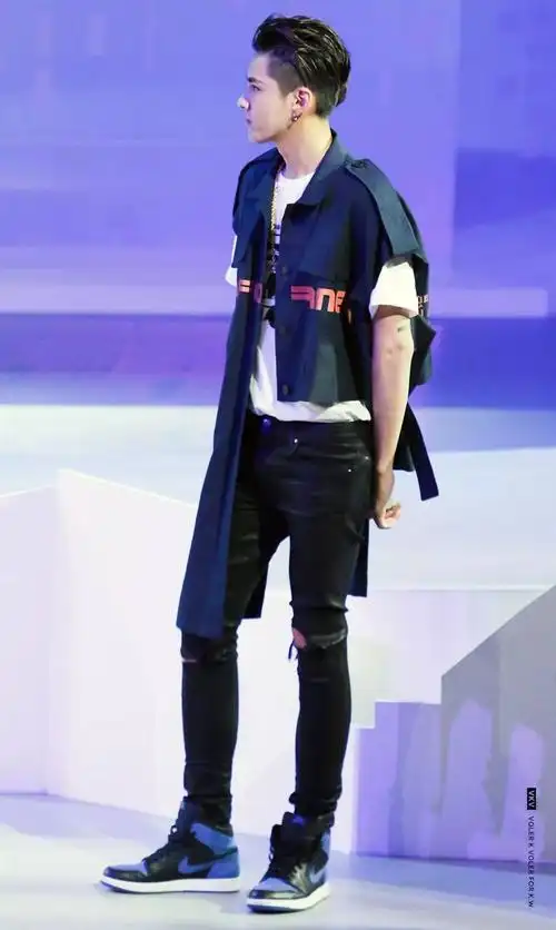 jordan 1另一套是去香港参加迪士尼活动的机场look,风格也是很吴亦凡