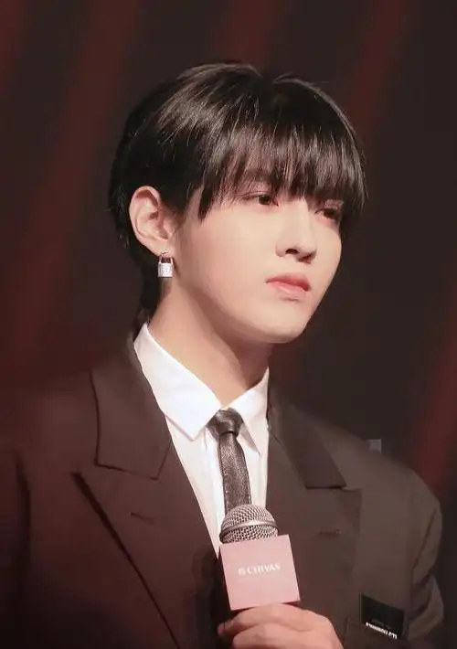 吴亦凡穿黑色西装,一头齐刘海造型,蒙上一层浓浓的禁欲风!