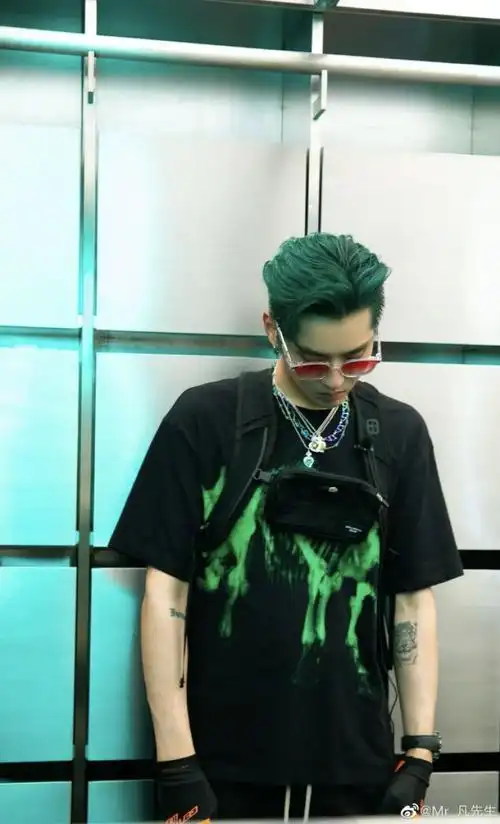 吴亦凡的嘻哈厂牌搞起来了他最近穿的鞋也继续飞