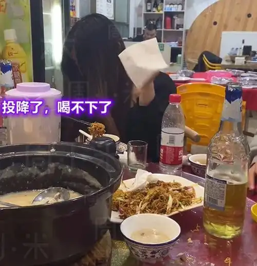 广东一女子喝醉后躺地上,淑女形象全无,闺蜜吐槽:喝不了就戒掉|坏女孩