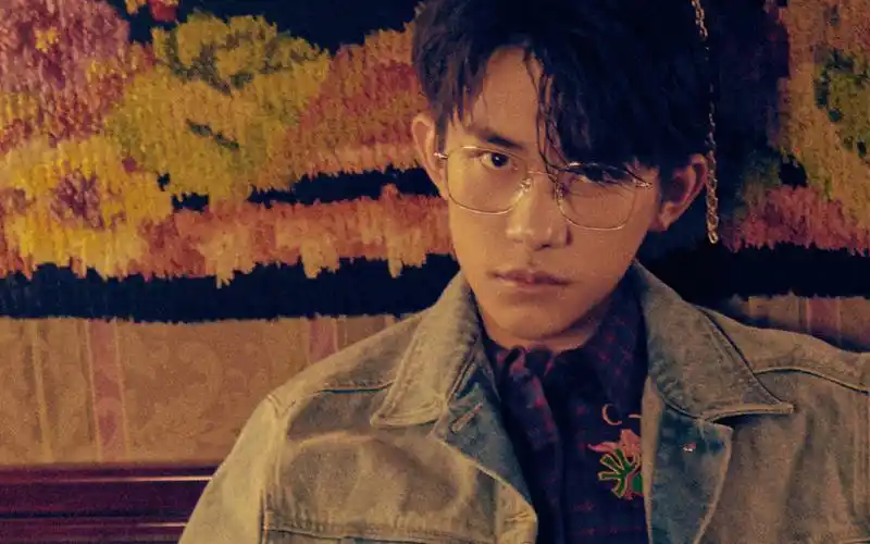 帅气风格易烊千玺壁纸_文艺复古的大佬千玺