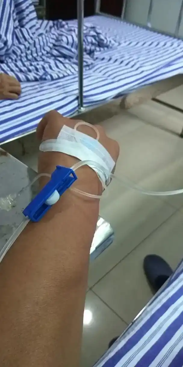 今天上午在医院吊水,38度多.感谢官庄镇 - 抖音