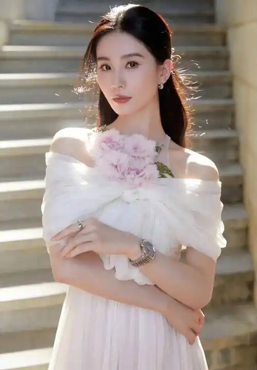 刘诗诗穿花朵露肩白裙仙气飘飘,薄纱飞舞温柔绝美,气质非凡