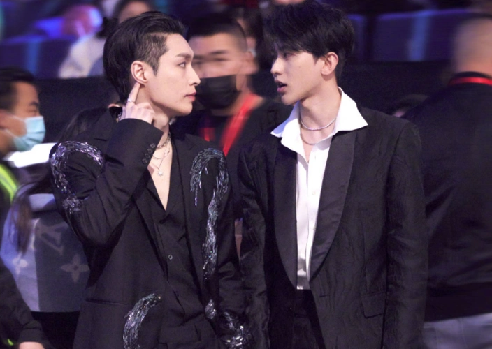 多同框图了,小编此番就在网上看到张艺兴蔡徐坤"师徒聊天"的有爱合照