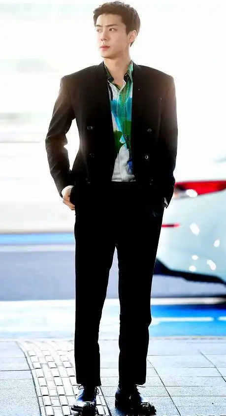 看了吴世勋穿西装,才知道什么叫"真男人",难怪吴彦祖都没他帅
