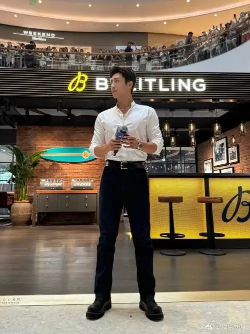 黄景瑜济南线下活动穿白衬衫的造型look,身材比例太好了,现场人气爆棚