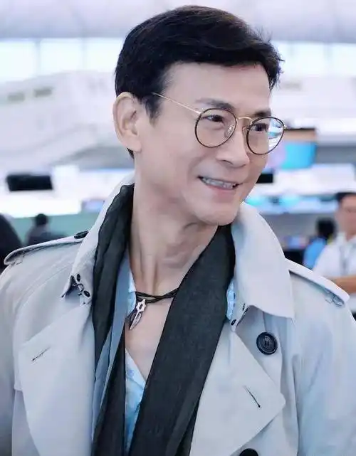 74岁郑少秋好年轻,没有老年斑,身高不缩水,但他的头发出卖了他_皮肤