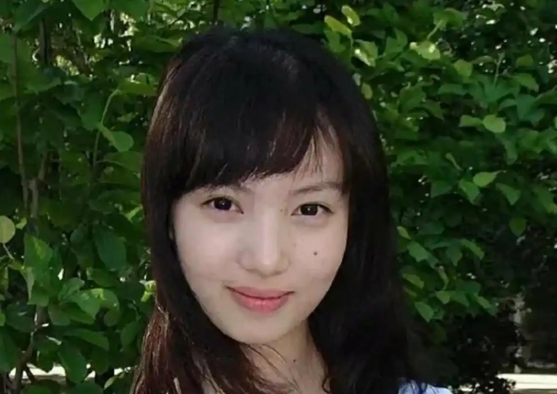 原来金晨脸上也有一颗痣[石化],她早期照片里左眼下有一颗痣.