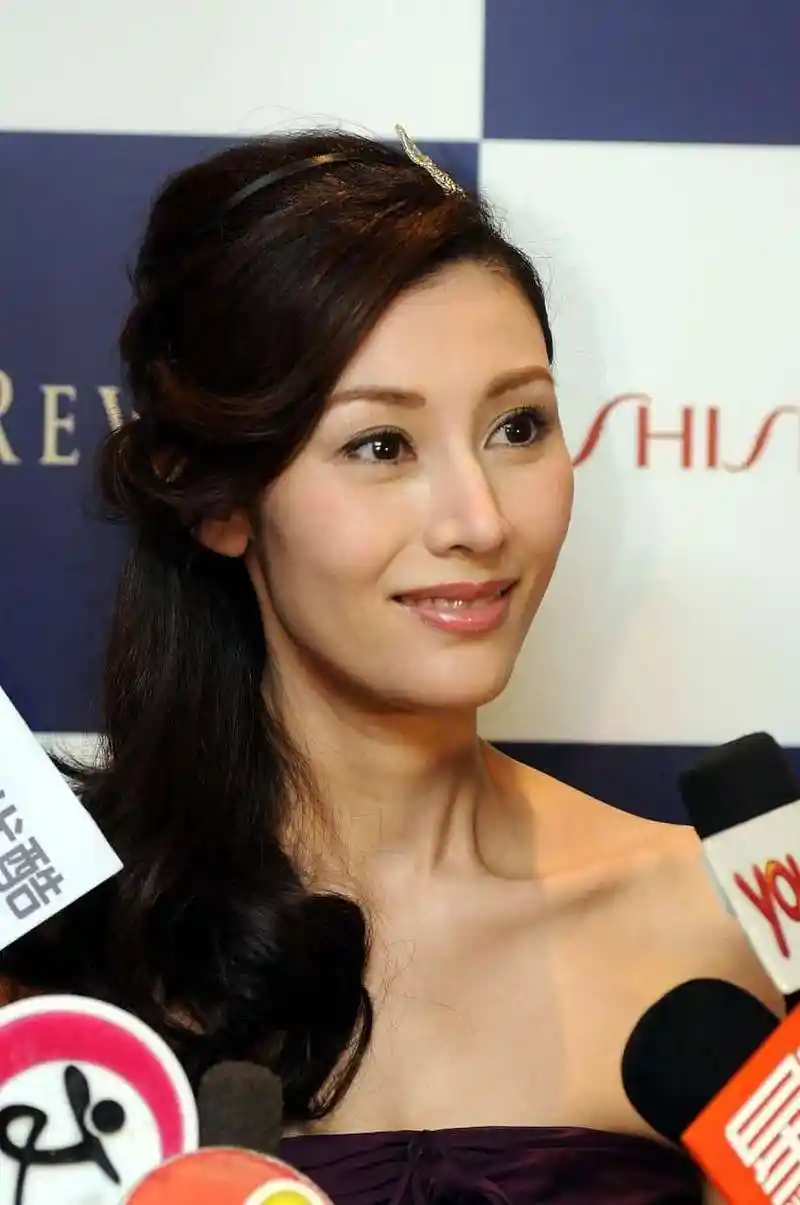 李嘉欣,这位气质高雅的大美人,在本月20日迎来了53岁的生日,而庆祝