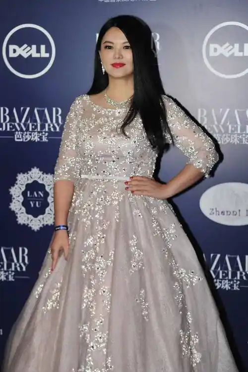 李湘身材丰满又高调穿亮片连衣裙配黑长直发亮相超有贵妇气质