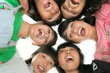 孤立与 copyspace 的黑色背景上六榜样关于使摆姿势和手势关于生意人