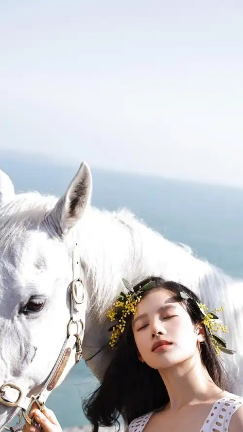 *张婧仪太自然了 天生就该头戴花环骑着白马在海边自由疾驰的骑士公主