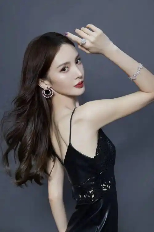 在这样的家庭背景下,金晨从小就对舞蹈产生了浓厚的兴趣.