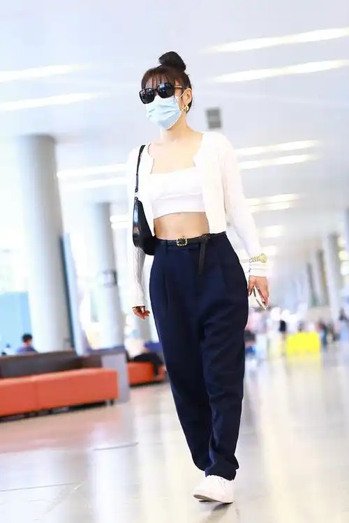 组图:袁娅维穿白色抹胸秀纤腰 扎丸子头戴墨镜气场立现