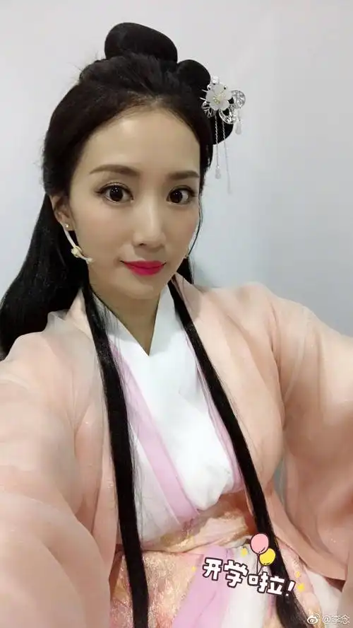 李念古装扮相熬夜完工赶航班 自称走路都能睡着