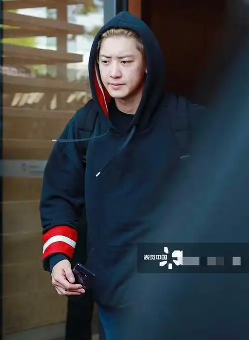 朴灿烈最新机场未p照皮肤松弛黑眼圈重就快变成李光洙了