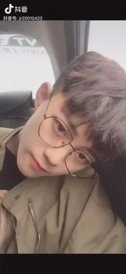 去年被偷了无数次被当了无数次网恋对象的三张自拍