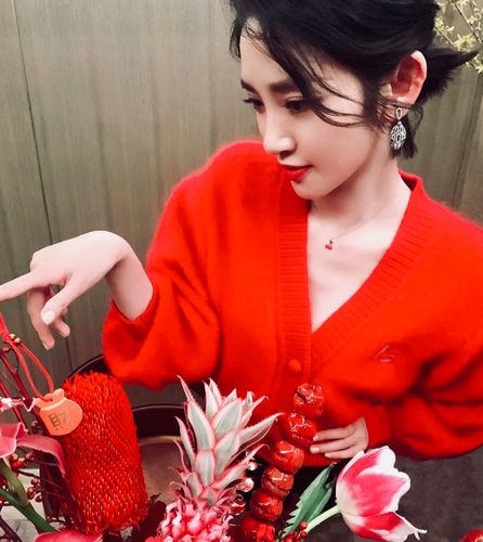 唐艺昕同款2023新款秋冬红色短款针织开衫毛衣女显瘦v领上衣