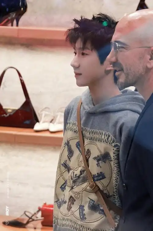 王源米兰时装周#探店路透短发清爽帅气,期待看秀造型星姐超话