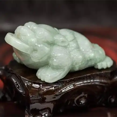 翡翠三脚金蟾手把件有什么讲究(翡翠三脚金蟾手把件有什么讲究)(翡翠