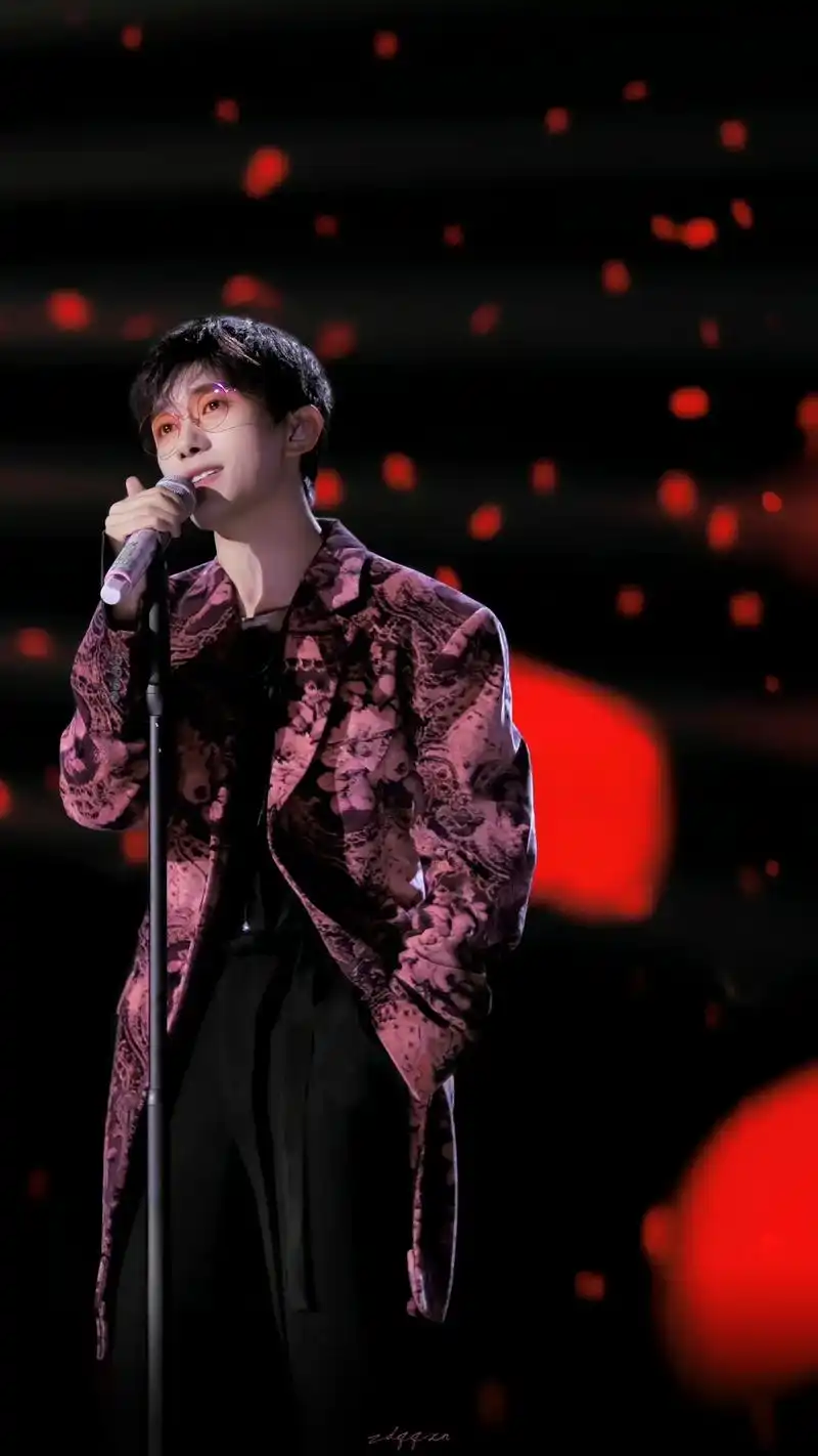 啊啊啊啊啊我宝!#易烊千玺壁纸 #易烊千玺玫瑰雨舞台 我宝 - 抖音