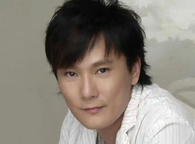 回顾张信哲56岁仍单身唱了半生情歌的他竟只有一个过去