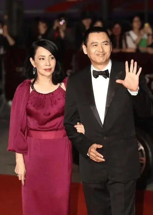 胡歌与妻子亲密近照上热搜:这松弛感,太让人羡慕了!