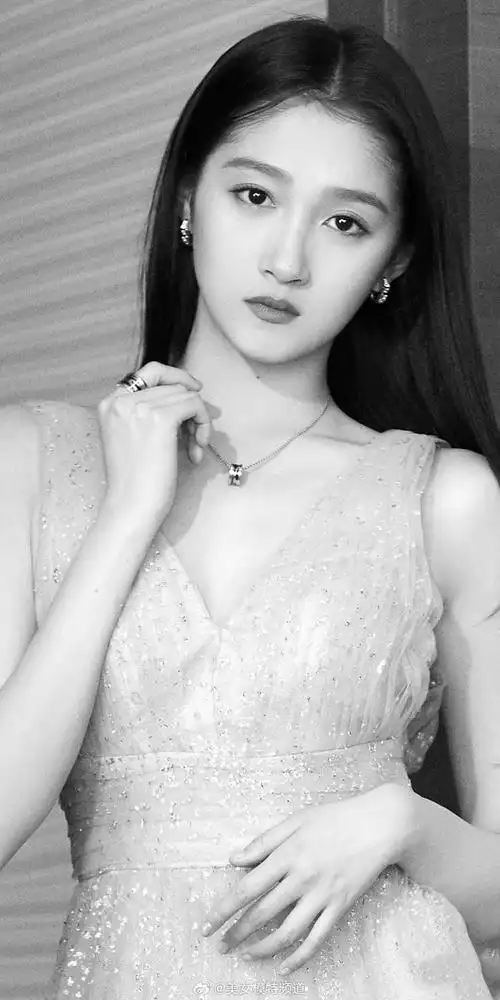 关晓彤名品代言写真