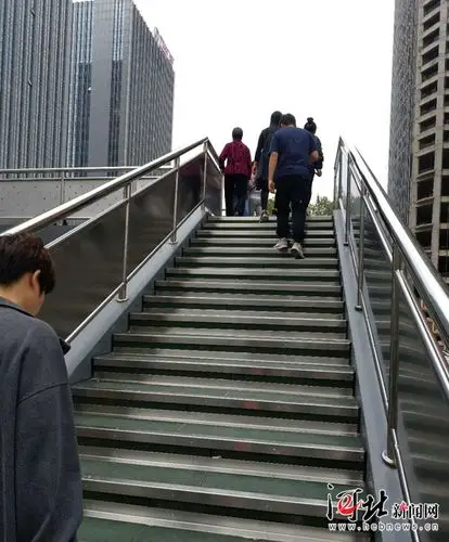 万达天桥,路北实小天桥完工投用