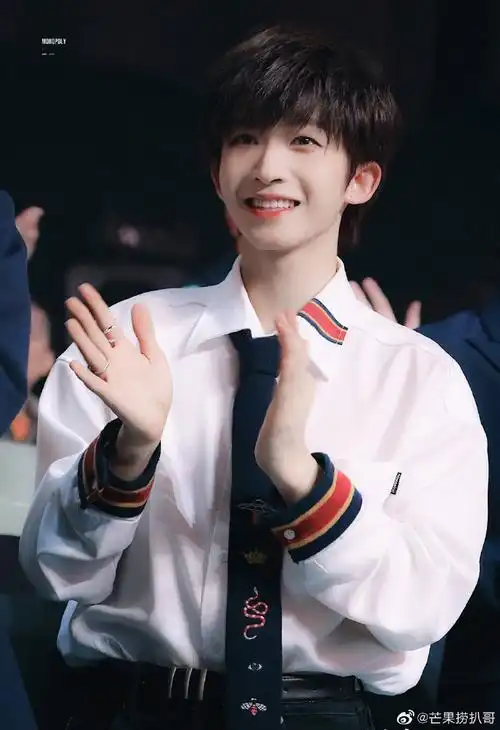 出道三个月快乐,脸上永远洋溢着标志的括弧笑容的笑宇,笑口常开,好彩