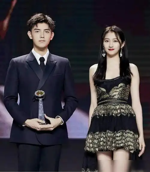 陈飞宇vs关晓彤同框照对称又有戏网友京圈太子格格的大戏