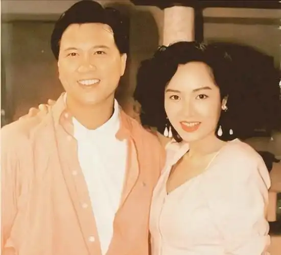 恬妞:两次离婚,65岁仍单身,女儿打扮男性化,为护母成同性恋