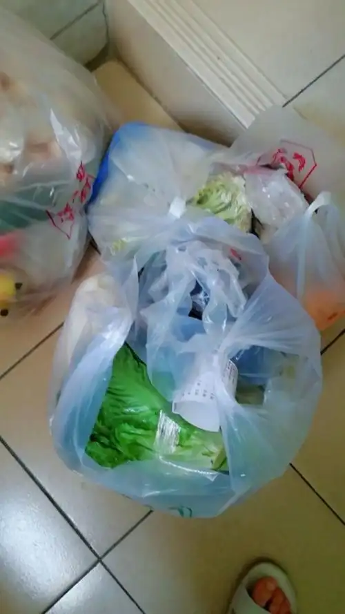 买菜回来遇见贵人了,帮我提了一下,太重了,非常感谢!