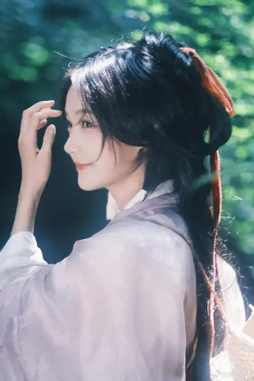 组图:李一桐红发带古装造型写真曝光 水边回眸温婉似画中人