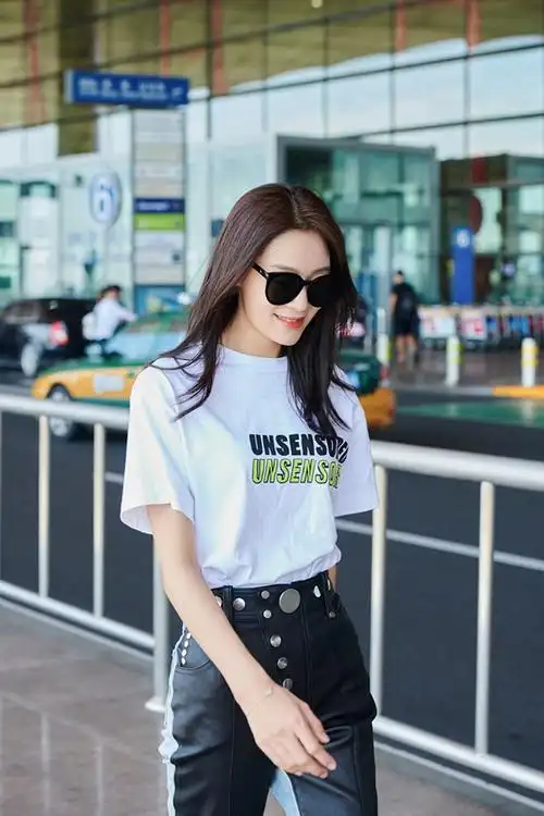"纯妃"王媛可现身机场,随意披散在肩上的长发,白色t恤搭配双拼牛仔裤