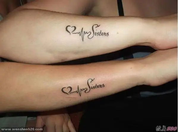 手臂上创意情侣纹身的英文单词情侣纹身心电图和爱心纹身图案