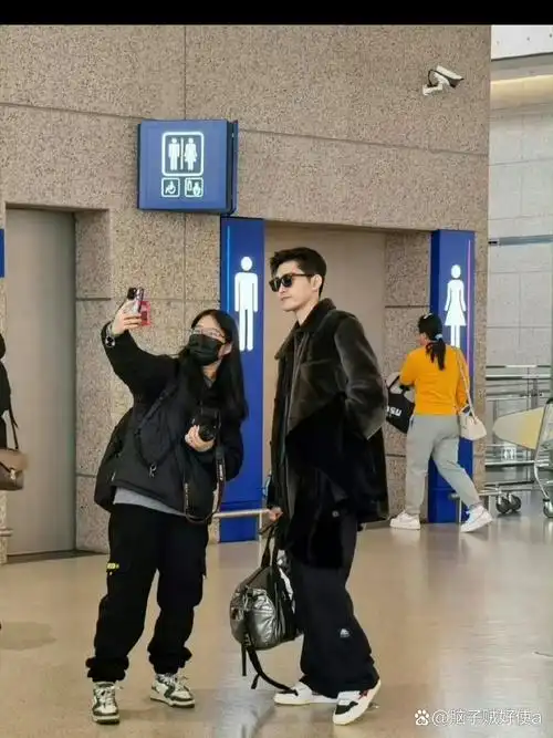 张翰在2025年1月24日乘坐飞机回到了自己的家乡齐齐哈尔过年