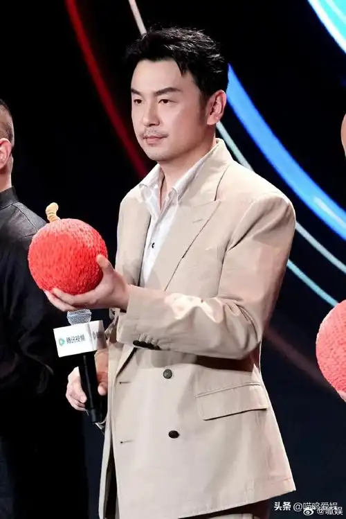 雷佳音这两年确实风头一时无两,接不完的大导本子,真正实现弯道超车