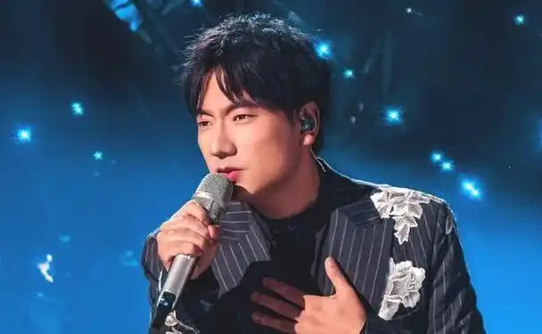 第五位亮相的嘉宾是汪苏泷.