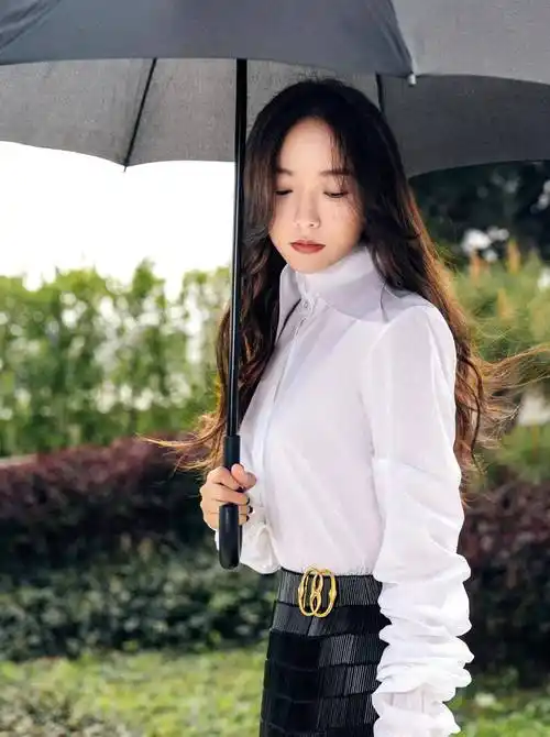 王珞丹白衬衫黑开衩裙品质盛典亮相,简约,端庄,时尚!_气质_身材_造型