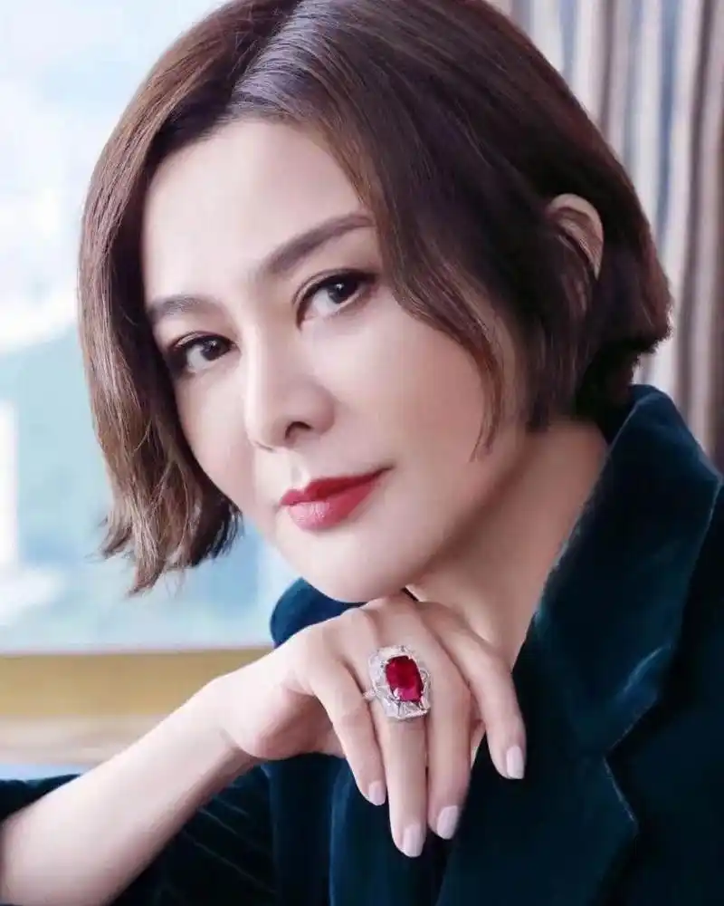 娱乐圈人尽皆知的渣女玩弄感情不守妇道离婚时还露出满脸幸福