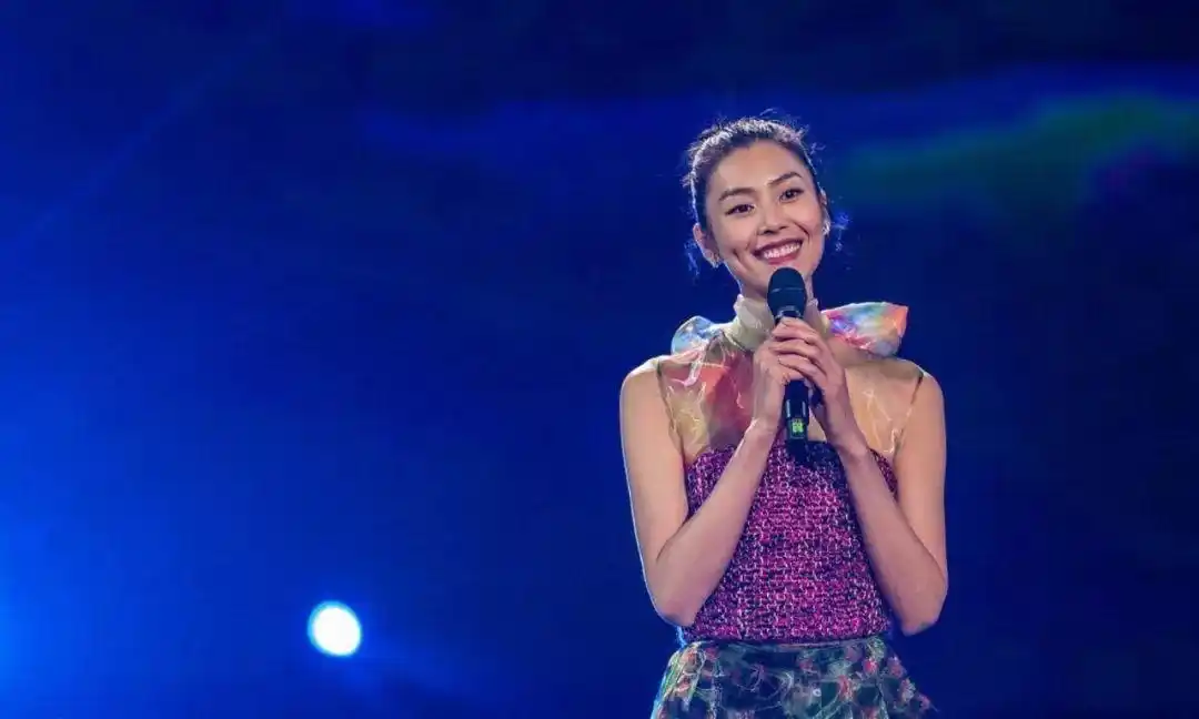 刘雯唱歌首秀稚嫩又可爱虽是小女孩唱法但大表姐的国际脸妆容才是最佳