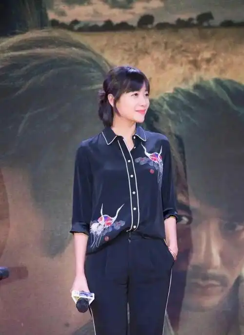 徐静蕾被同化穿破洞衣玩滑板车刻意晒黑皮肤和国内女星差异大