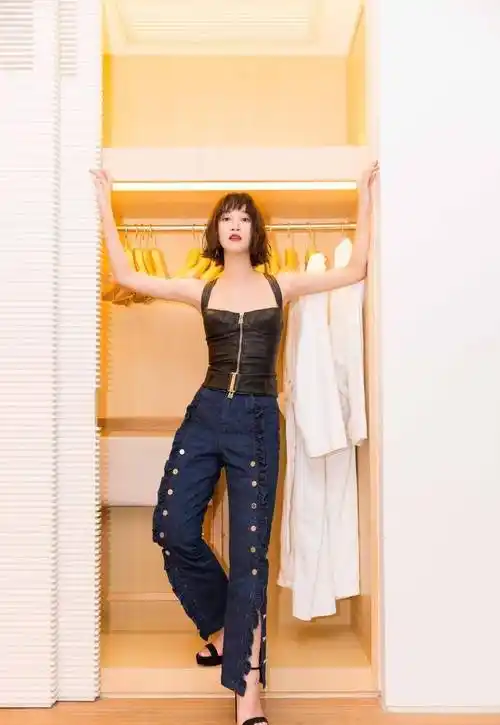 39码的大脚蓝盈莹,30岁的年龄这样穿高跟,时尚气质爆棚_姐姐_尖头