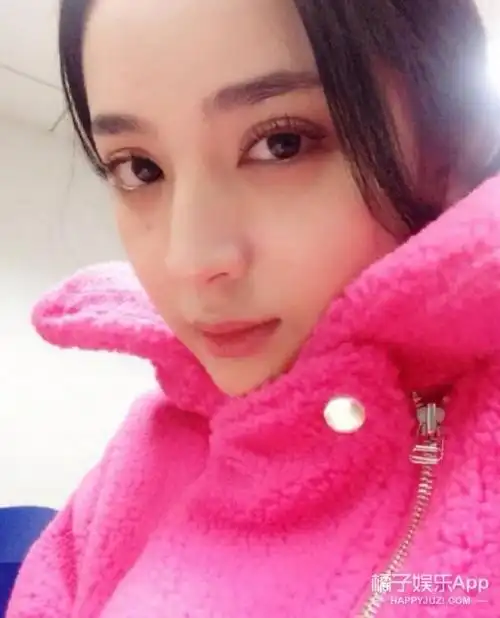 古力娜扎校园旧照曝光,在合影里竟然发现了她.